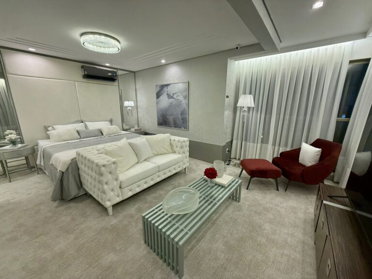 Living do apartamento decorado do Le Six Residences. Foto do decorado